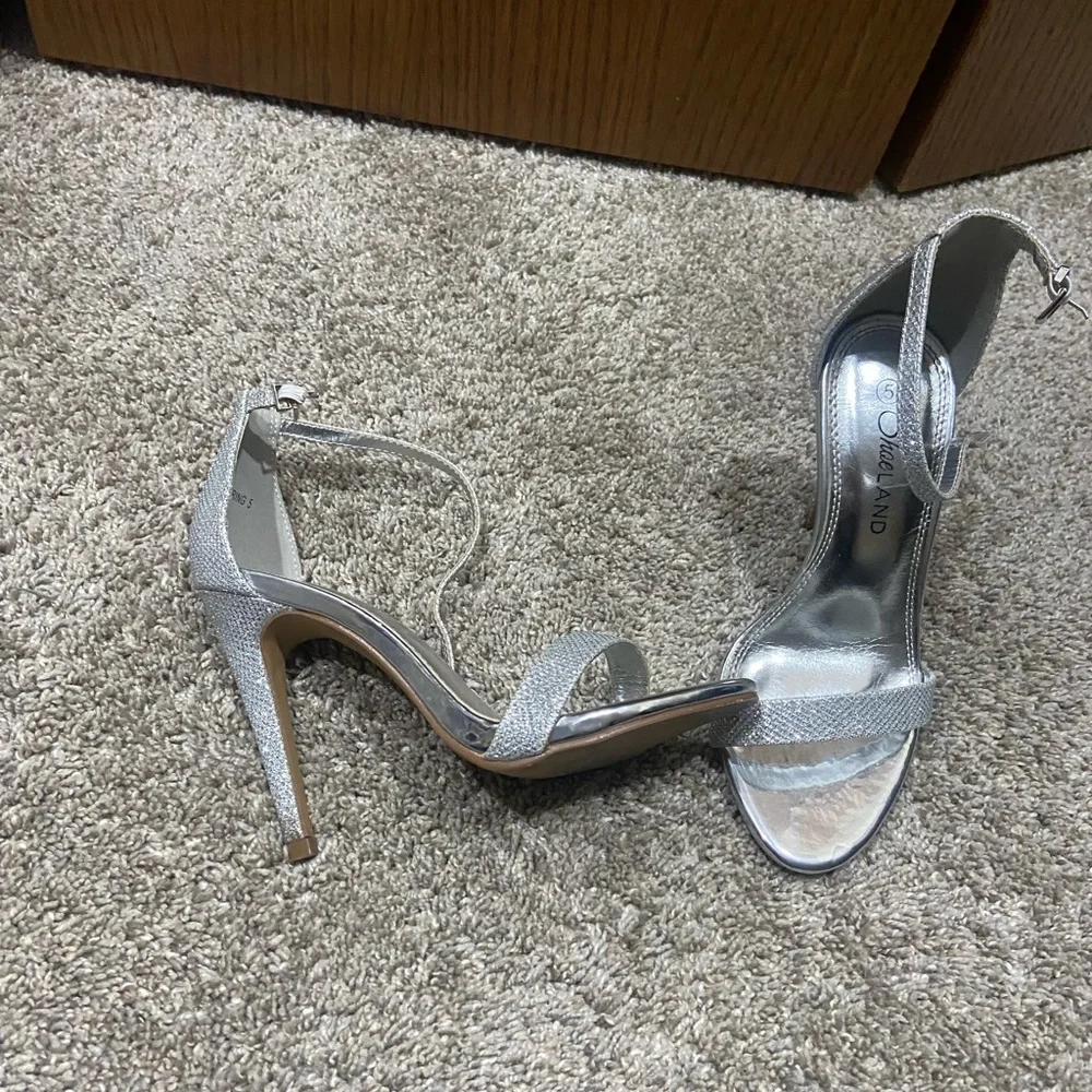 Silver heels - Picture 3 of 4